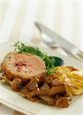 Veal Medaillons with chanterelles Stock Photo - Rights-Managed, Code: 825-02305160