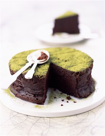 simsearch:825-02304963,k - Bitter chocolate Fondant cake powdered with matcha green tea Foto de stock - Direito Controlado, Número: 825-02305433