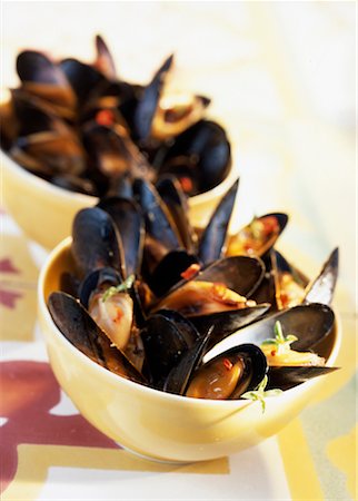 grilled mussels a la plancha with savory Foto de stock - Con derechos protegidos, Código: 825-02305512