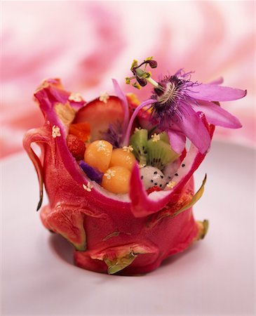 passiflora - Salade de fruits mélangés avec des fruits de la passion fleurs et servi dans un pitahaya Photographie de stock - Rights-Managed, Code: 825-02305779