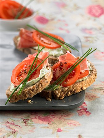 simsearch:652-01668144,k - brousse fromage, jambon cru et tomates ouvrent sandwiches Photographie de stock - Rights-Managed, Code: 825-02305994