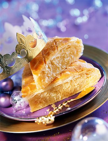 galette des pâte de rois feuilletée et gâteau aux amandes Photographie de stock - Rights-Managed, Code: 825-02306014