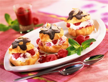 sliced almond - profiteroles framboises Photographie de stock - Rights-Managed, Code: 825-02306019