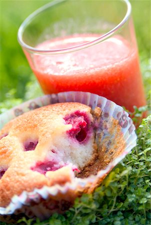 simsearch:825-02305433,k - moist raspberry bun with strawberry juice Fotografie stock - Rights-Managed, Codice: 825-02306238