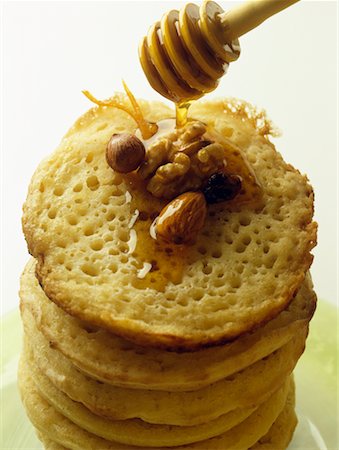 pancake - crêpes au miel et fruits secs Photographie de stock - Rights-Managed, Code: 825-02306310
