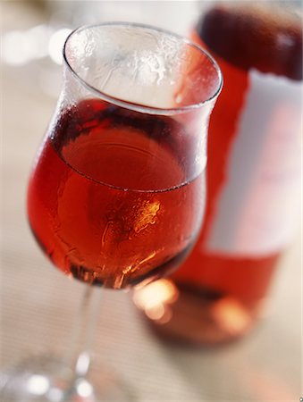 simsearch:825-02304481,k - verre de vin rosé Photographie de stock - Rights-Managed, Code: 825-02306376