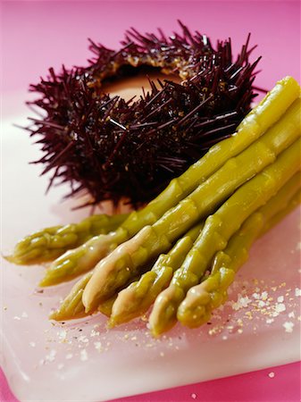 equinoideos - Asparagus with urchin cream Foto de stock - Con derechos protegidos, Código: 825-02306636