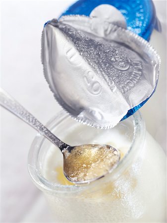 Yogourt nature avec du sucre brun Photographie de stock - Rights-Managed, Code: 825-02306644