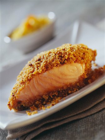 empanado - Piece of salmon with gingerbread crust Foto de stock - Con derechos protegidos, Código: 825-02306697