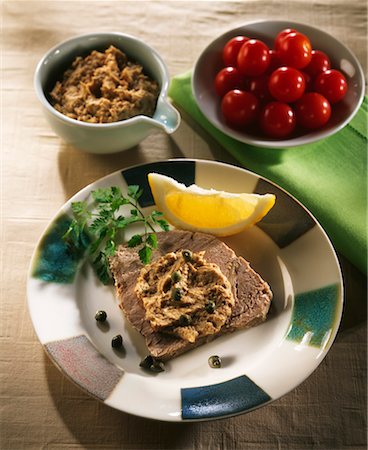 simsearch:825-02307060,k - Cold veal with tuna sauce Fotografie stock - Rights-Managed, Codice: 825-02306782