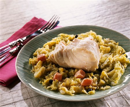 simsearch:652-03800443,k - Cod with braised cabbage Foto de stock - Con derechos protegidos, Código: 825-02306793