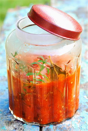 preserves - jar of homemade tomato sauce Foto de stock - Con derechos protegidos, Código: 825-02306866