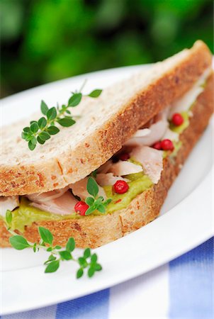 chicken and guacamole sandwich Foto de stock - Con derechos protegidos, Código: 825-02306862