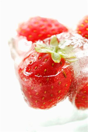 fruit icecubes - Strawberries in ice Stock Photo - Rights-Managed, Code: 825-02306923