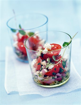 Tomato,goat cheese and fresh herb salad Foto de stock - Con derechos protegidos, Código: 825-02306988