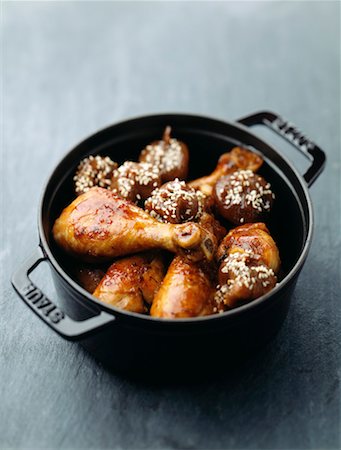 ferro fundido - chicken with sesame seeds and dried figs roast in a casserole dish Foto de stock - Direito Controlado, Número: 825-02307031