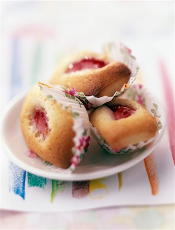 small box - Strawberry financiers cakes Stock Photo - Rights-Managed, Code: 825-02307055