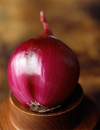 red onion - Whole red onion Stock Photo - Rights-Managed, Code: 825-02307161