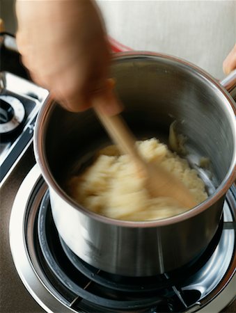 simsearch:652-03802251,k - Preparing mashed potatoes in a saucepan Foto de stock - Con derechos protegidos, Código: 825-02307216