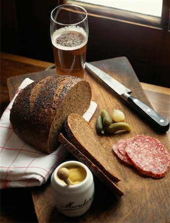 Wholemeal bread with poppy seeds, saucisson and mustard Foto de stock - Con derechos protegidos, Código: 825-02307256