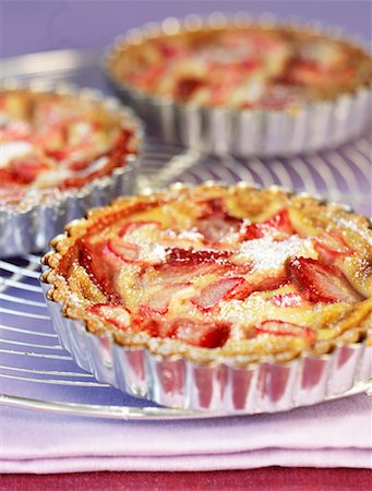 strawberry tartlet - strawberry clafoutis tart Stock Photo - Rights-Managed, Code: 825-02307268