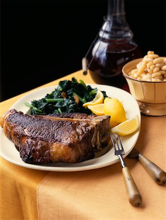 simsearch:825-02306223,k - Thick beef chop with spinach Foto de stock - Con derechos protegidos, Código: 825-02307320