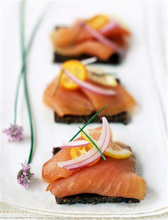 salmón ahumado - Salmon and citrus fruit canapés Foto de stock - Con derechos protegidos, Código: 825-02307349