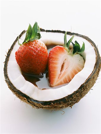 Strawberries and melted chocolate in a coconut shell Foto de stock - Con derechos protegidos, Código: 825-02307393