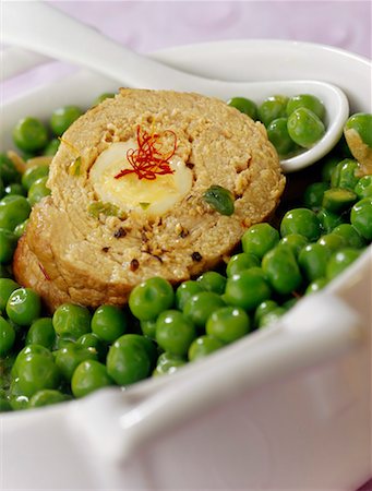 simsearch:825-02307060,k - Veal Paupiettes with peas Fotografie stock - Rights-Managed, Codice: 825-02307464