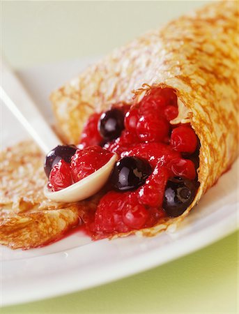 simsearch:825-02307900,k - Pancake with summer fruit Stock Photo - Rights-Managed, Code: 825-02307485
