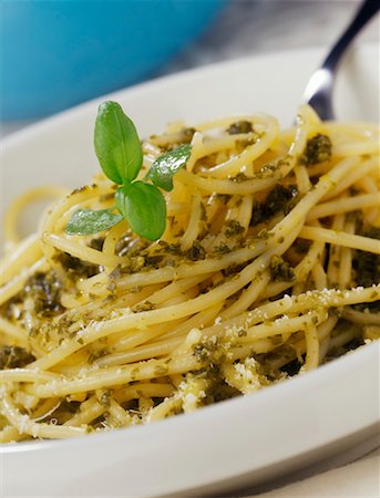 simsearch:652-03800649,k - Spaghetti au pesto Photographie de stock - Rights-Managed, Code: 825-02307498