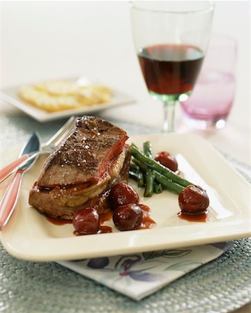 Pièce de boeuf au foie gras et cerises Photographie de stock - Rights-Managed, Code: 825-02307534