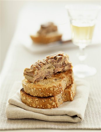 Terrine de boeuf sur pain grillé Photographie de stock - Rights-Managed, Code: 825-02307535