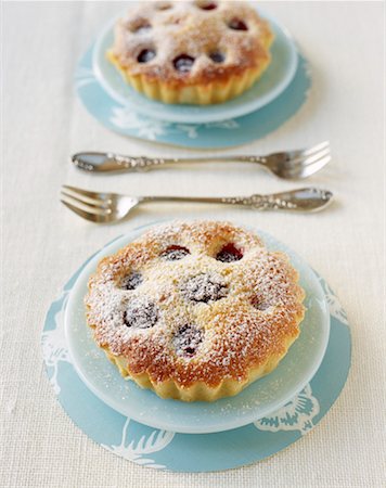 soft fruit dish - Gâteaux individuels de cerise humide Photographie de stock - Rights-Managed, Code: 825-02307597