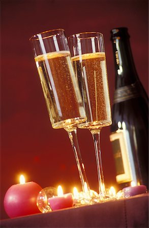 simsearch:825-02308141,k - Filled champagne glasses by candlelight Foto de stock - Con derechos protegidos, Código: 825-02307820