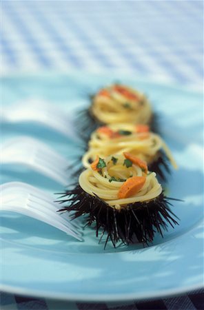 spaghetti in sea urchins Foto de stock - Con derechos protegidos, Código: 825-02307859