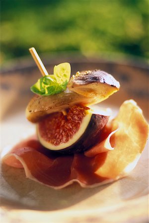 parma ham, fig and cep skewer Foto de stock - Con derechos protegidos, Código: 825-02307915