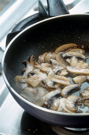 pequeno fogão portátil - frying mushrooms Foto de stock - Direito Controlado, Número: 825-02307992
