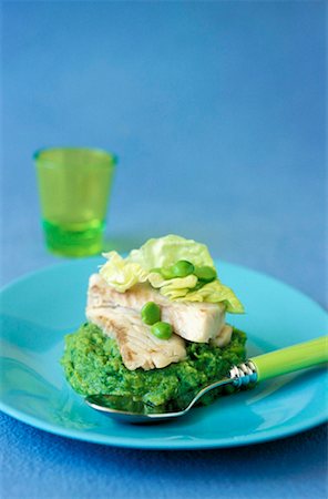 püree - Fillet of perch with mashed peas and lettuce Stock Photo - Rights-Managed, Code: 825-02308219