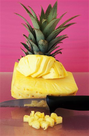 cutting the pineapple into dices Foto de stock - Con derechos protegidos, Código: 825-02308279