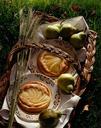 individual pear tarts in basket Stock Photo - Rights-Managed, Code: 825-02302421