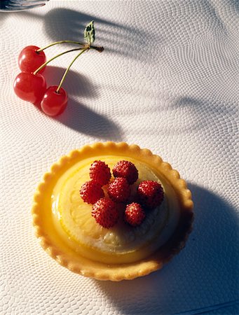 simsearch:825-02302785,k - Lemon and wild strawberry tartlet Foto de stock - Direito Controlado, Número: 825-02302715