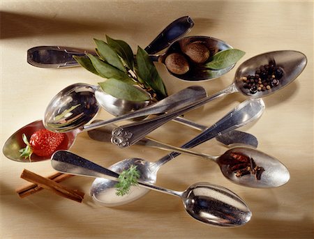 simsearch:825-02307165,k - Selection of spices and herbs presented in spoons Foto de stock - Direito Controlado, Número: 825-02302723