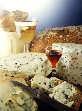 roquefort - Auswahl von Roquefort und Blauschimmelkäse mit einem Glas Weißwein, Porto und Brot Stockbilder - Lizenzpflichtiges, Bildnummer: 825-02302764