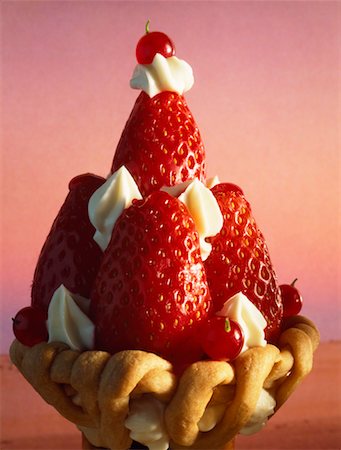 strawberry tartlet - Strawberry tartlet Stock Photo - Rights-Managed, Code: 825-02302803