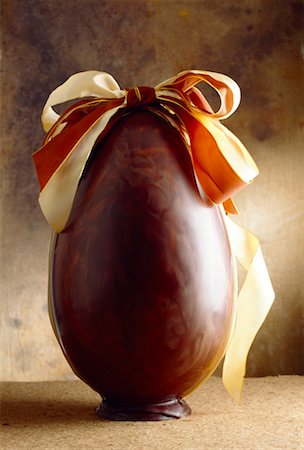 Chocolate Easter egg with ribbon Foto de stock - Con derechos protegidos, Código: 825-02302842