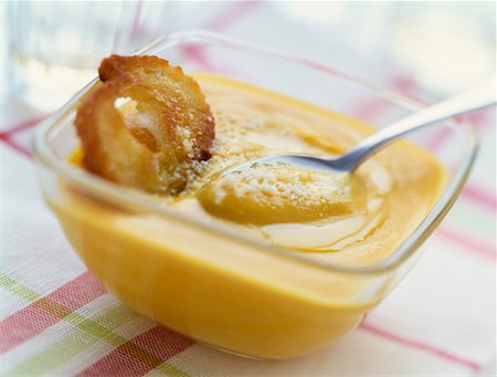 simsearch:825-02303525,k - creamed  yellow pepper soup with croutons Foto de stock - Direito Controlado, Número: 825-02302945