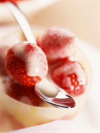 Strawberries wth vanilla sabayon Stock Photo - Rights-Managed, Code: 825-02302992
