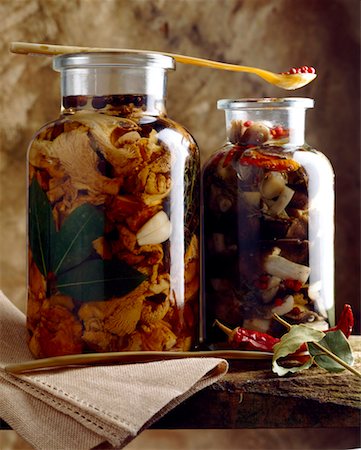 preserves - jars of preserved mushrooms Foto de stock - Con derechos protegidos, Código: 825-02303104