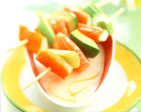 surimi - Brochettes de légumes marinés saumons et raw sauce au yaourt Photographie de stock - Rights-Managed, Code: 825-02303224